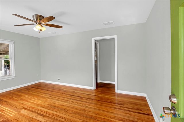 960 E Mountain Street, Seguin, TX 78155