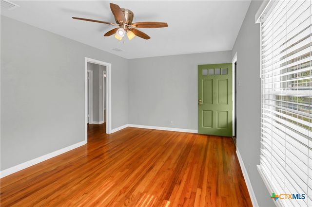 960 E Mountain Street, Seguin, TX 78155