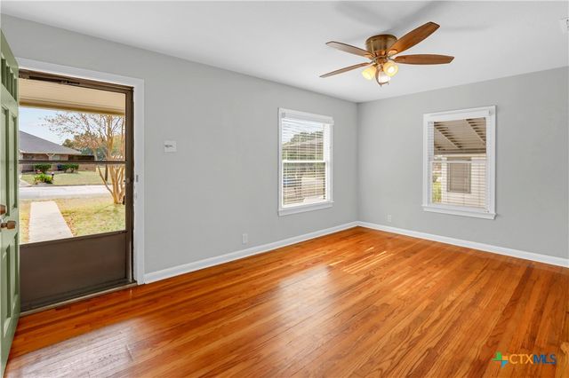 960 E Mountain Street, Seguin, TX 78155