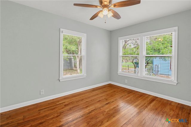 960 E Mountain Street, Seguin, TX 78155