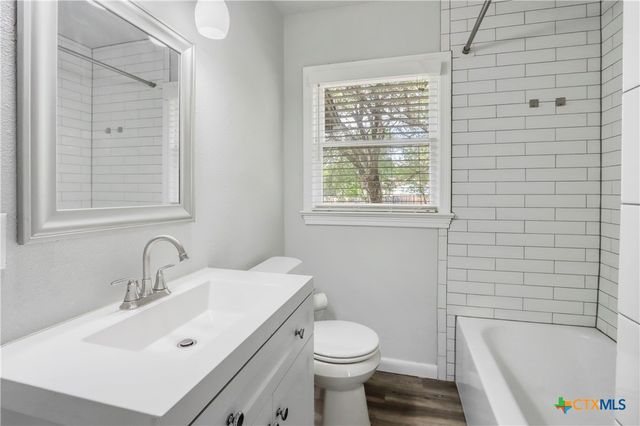 960 E Mountain Street, Seguin, TX 78155