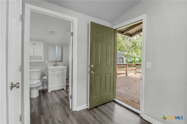 960 E Mountain Street, Seguin, TX 78155