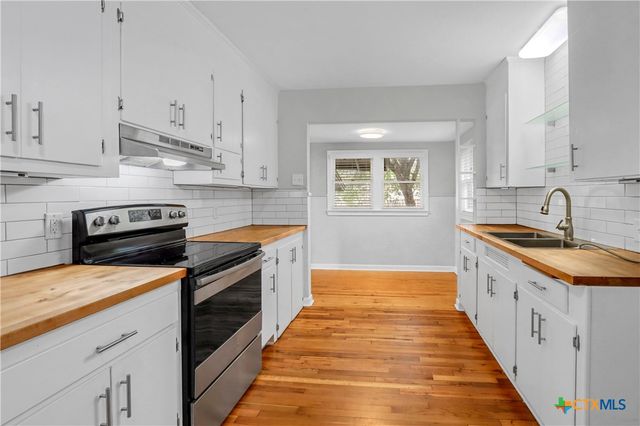 960 E Mountain Street, Seguin, TX 78155