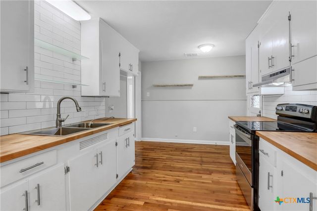 960 E Mountain Street, Seguin, TX 78155