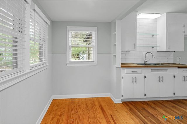 960 E Mountain Street, Seguin, TX 78155