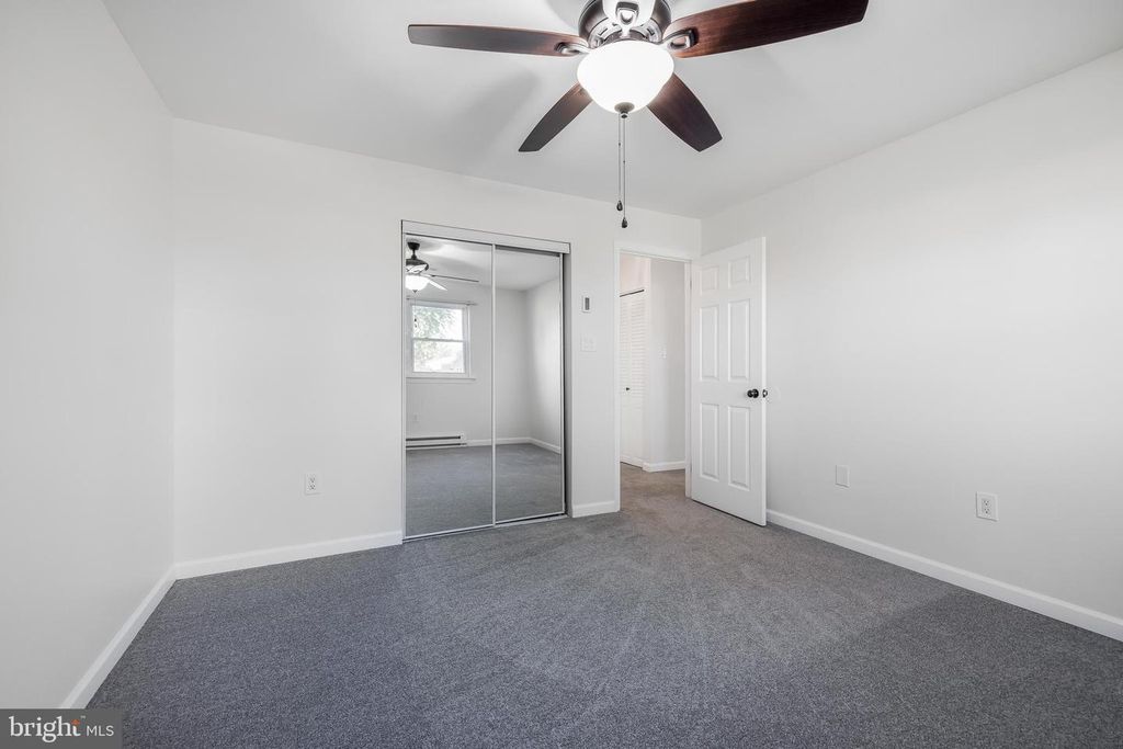 12 DEFOE CIR, Newark, DE 19702