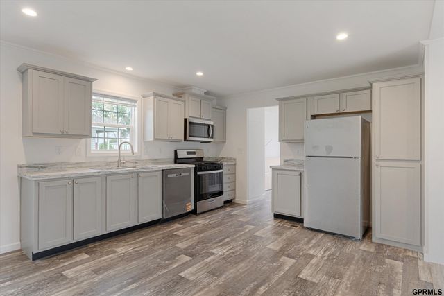 306 E 37 Street, Bellevue, NE 68005