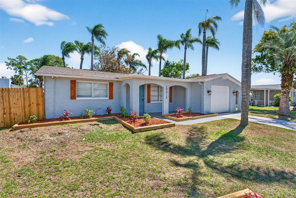 Image 2 of property listing at 10018 KINGSWOOD LANE, Port Richey, FL 34668