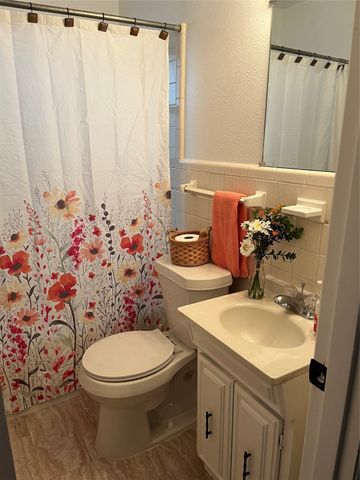 100 Oakhurst Drive, Hurst, TX 76053