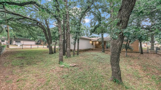 100 Oakhurst Drive, Hurst, TX 76053
