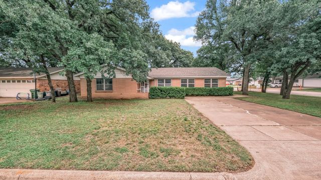 100 Oakhurst Drive, Hurst, TX 76053