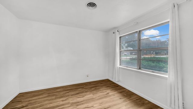 100 Oakhurst Drive, Hurst, TX 76053