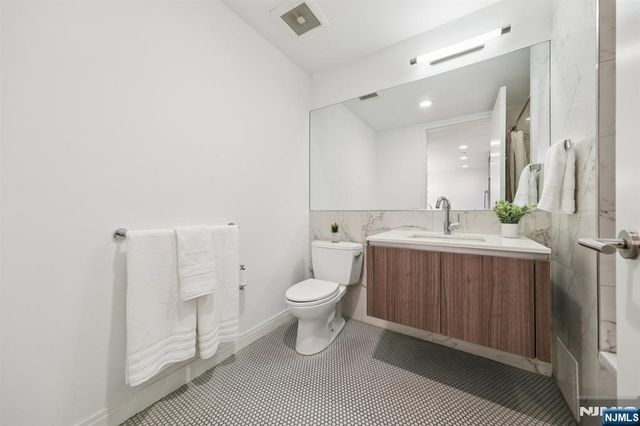 160 1st Street 1111, Jersey City, NJ 07302