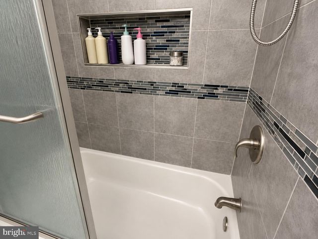5 SOCIETY CT, Burlington, NJ 08016
