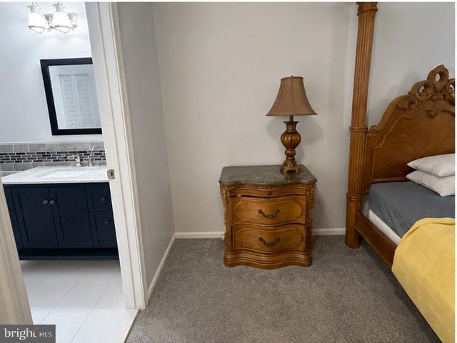 5 SOCIETY CT, Burlington, NJ 08016