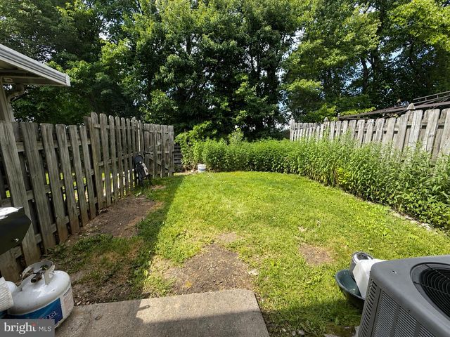 5 SOCIETY CT, Burlington, NJ 08016