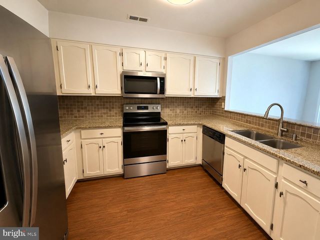 5 SOCIETY CT, Burlington, NJ 08016