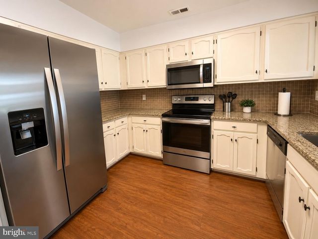 5 SOCIETY CT, Burlington, NJ 08016