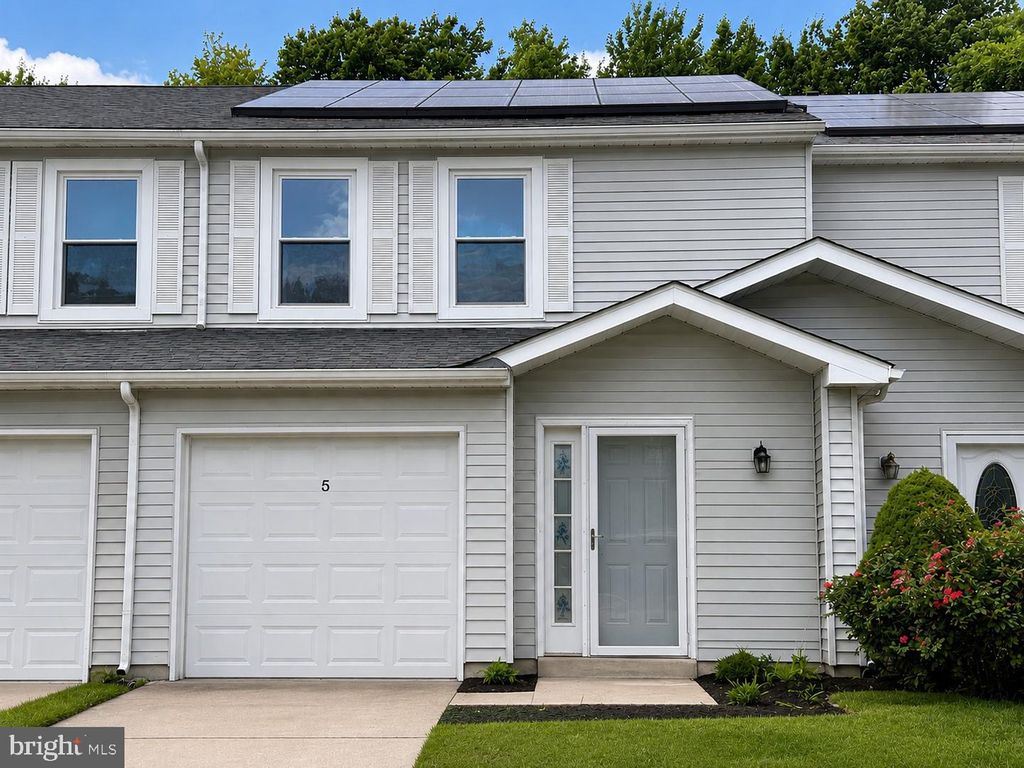 5 SOCIETY CT, Burlington, NJ 08016