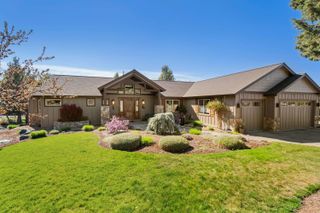 1104 Highland View Loop, Redmond, OR 97756