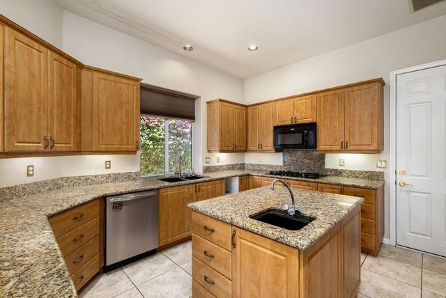 31 Sherwood Road, Rancho Mirage, CA 92270
