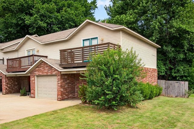 820 Peachtree Drive, Fayetteville, AR 72703