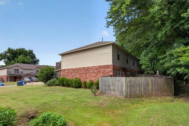 820 Peachtree Drive, Fayetteville, AR 72703