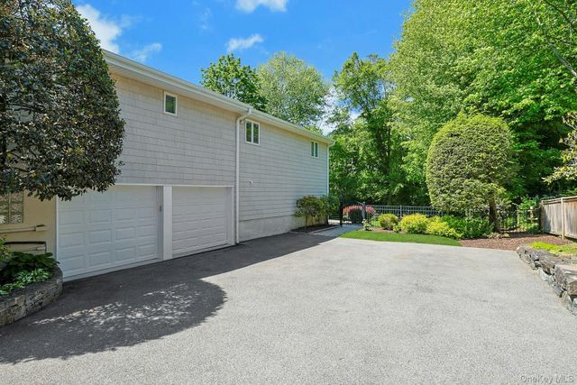 20 Robbins Road, Pleasantville, NY 10570