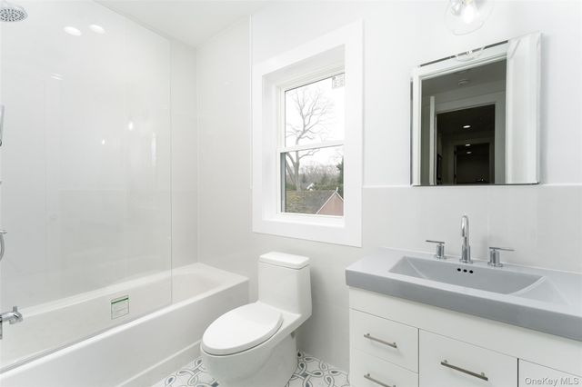 40 Waters Edge Road, Southampton, NY 11968