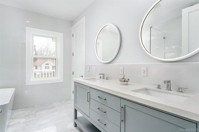 40 Waters Edge Road, Southampton, NY 11968