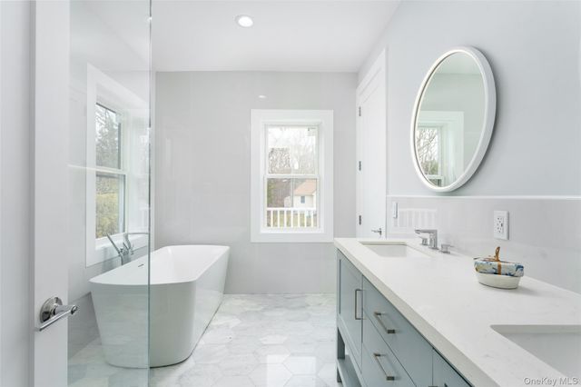 40 Waters Edge Road, Southampton, NY 11968