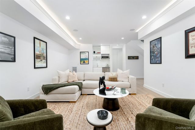 40 Waters Edge Road, Southampton, NY 11968