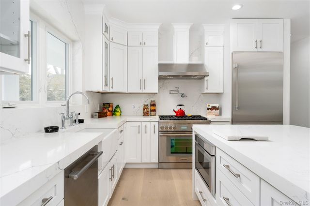 40 Waters Edge Road, Southampton, NY 11968