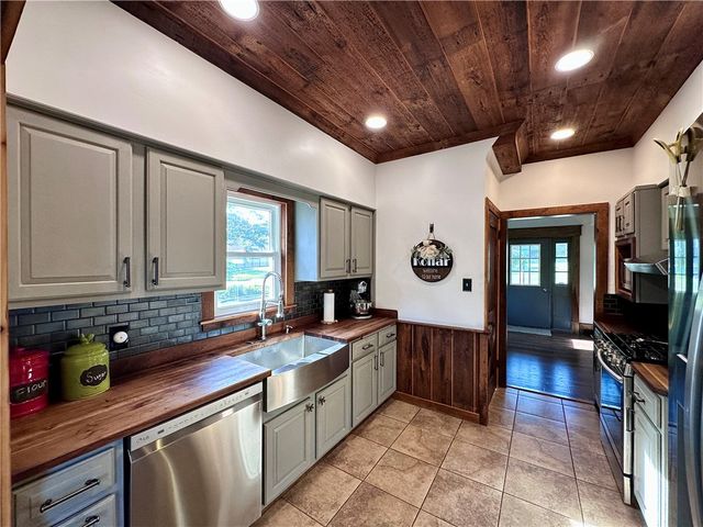 419 W Neshannock Ave, New Wilmington Boro, PA 16142