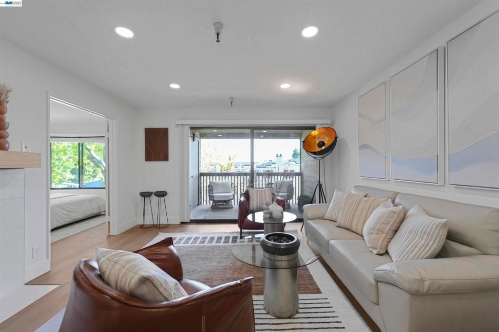 Image 20 of property listing at 2111 Latham St 307, Mountain View, CA 94040