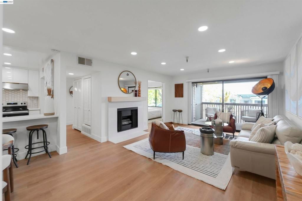 Image 24 of property listing at 2111 Latham St 307, Mountain View, CA 94040