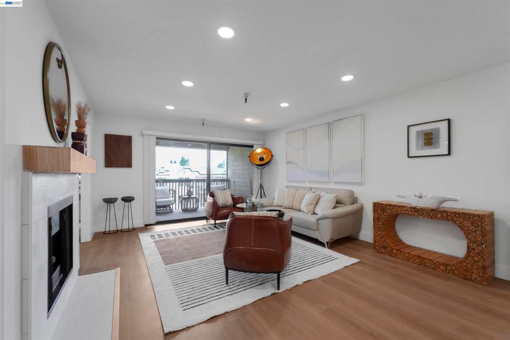 Image 25 of property listing at 2111 Latham St 307, Mountain View, CA 94040