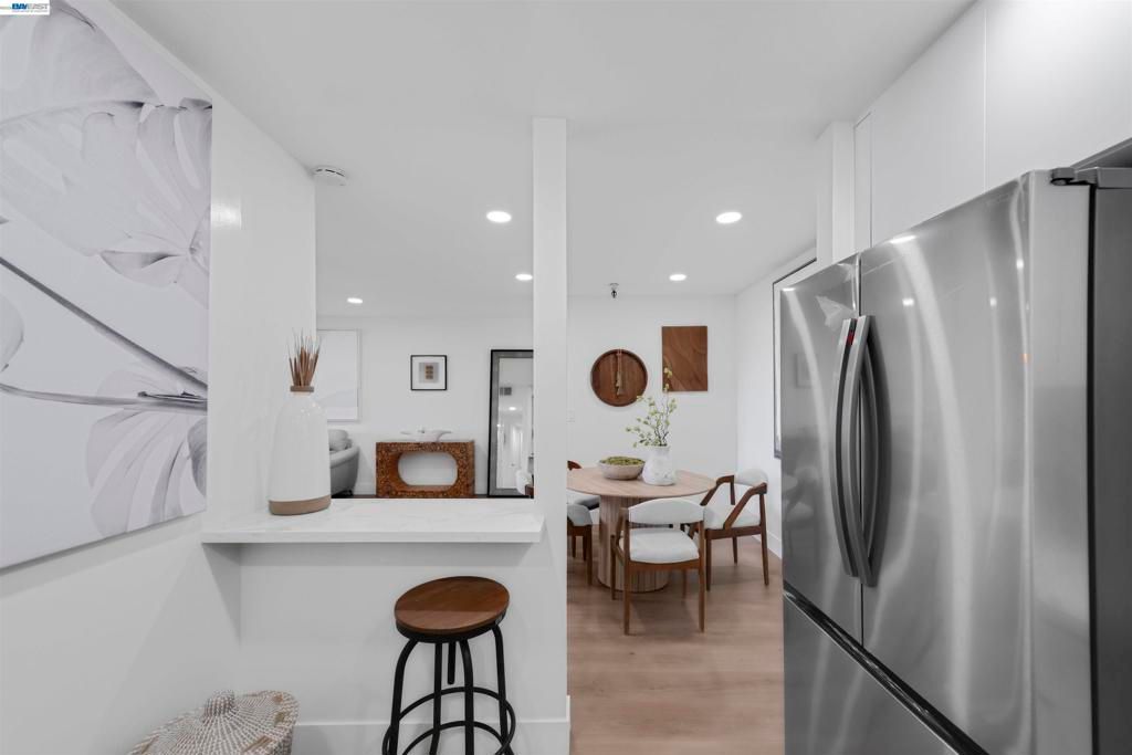 Image 4 of property listing at 2111 Latham St 307, Mountain View, CA 94040