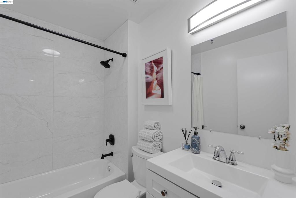Image 51 of property listing at 2111 Latham St 307, Mountain View, CA 94040