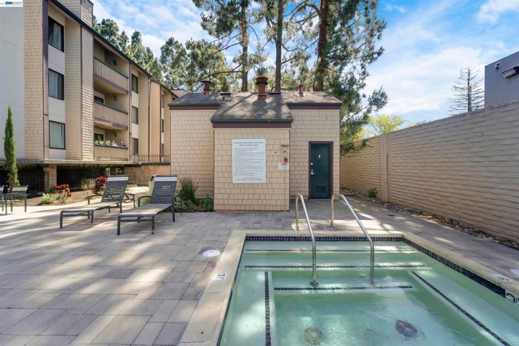 Image 84 of property listing at 2111 Latham St 307, Mountain View, CA 94040
