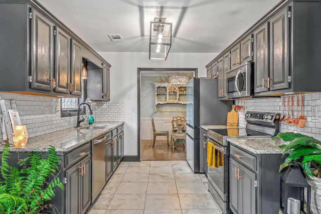 Image 11 of property listing at 1590 Wabeek Way, Charleston, SC 29414