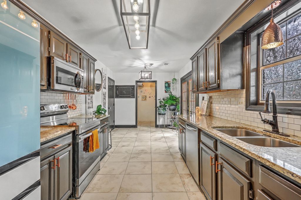 Image 12 of property listing at 1590 Wabeek Way, Charleston, SC 29414