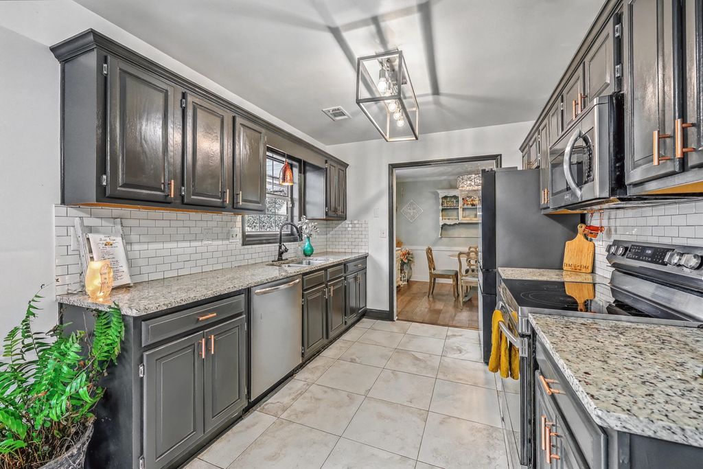 Image 14 of property listing at 1590 Wabeek Way, Charleston, SC 29414