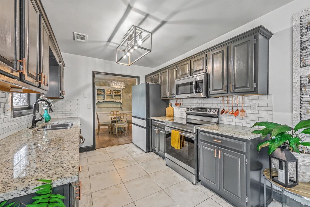 Image 15 of property listing at 1590 Wabeek Way, Charleston, SC 29414