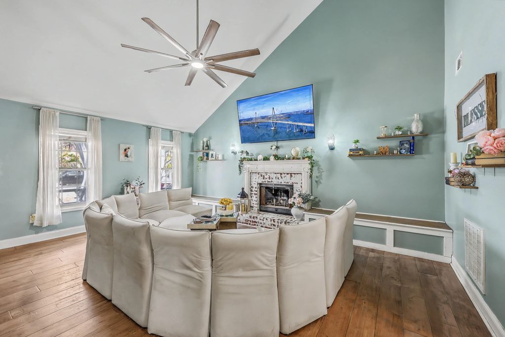 Image 17 of property listing at 1590 Wabeek Way, Charleston, SC 29414