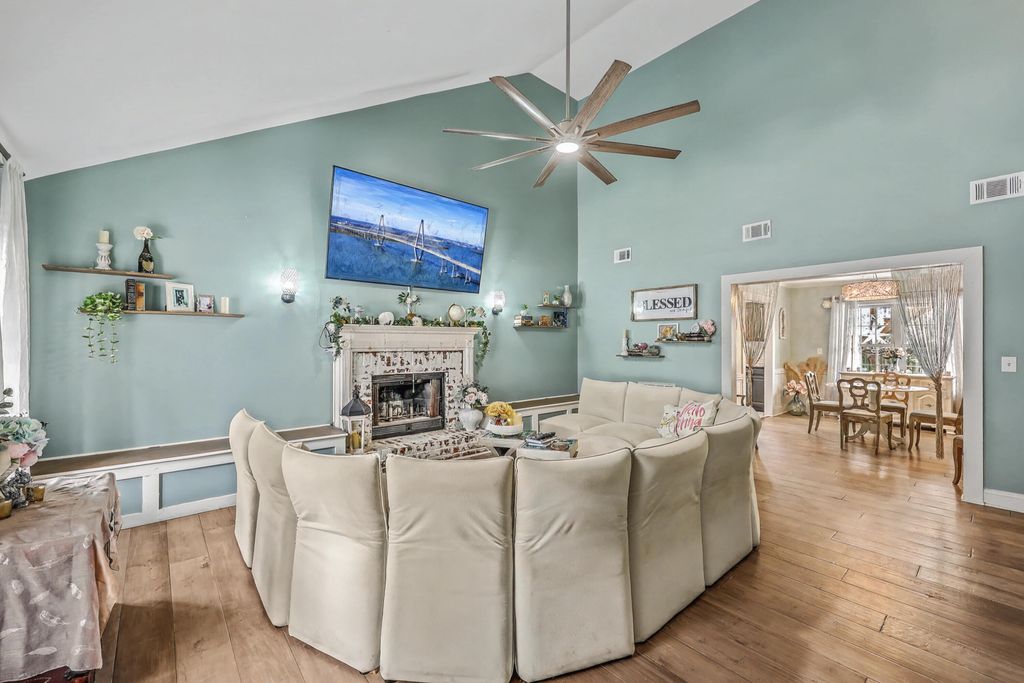 Image 20 of property listing at 1590 Wabeek Way, Charleston, SC 29414