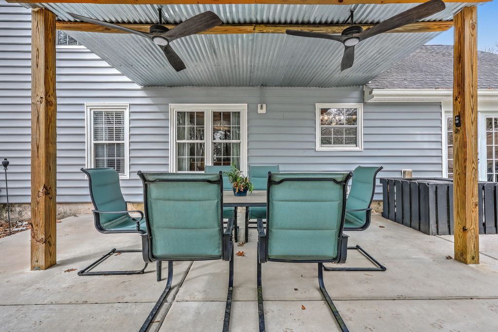 Image 42 of property listing at 1590 Wabeek Way, Charleston, SC 29414