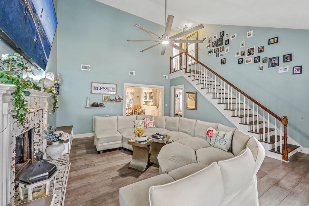 Image 6 of property listing at 1590 Wabeek Way, Charleston, SC 29414