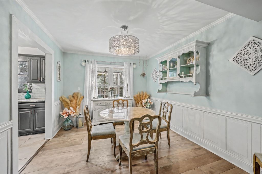 Image 8 of property listing at 1590 Wabeek Way, Charleston, SC 29414