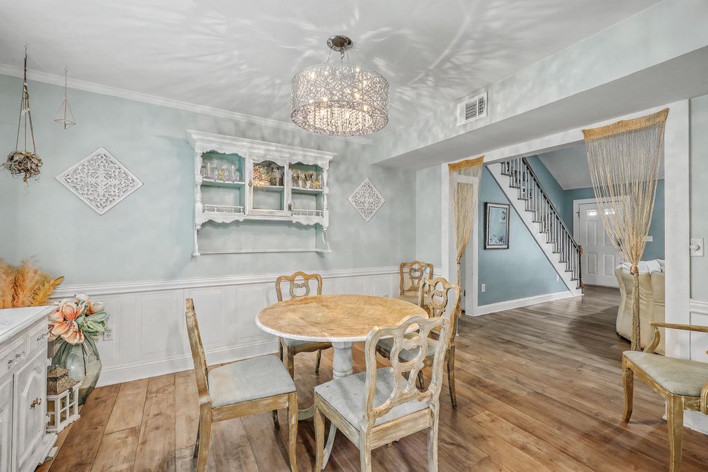 Image 9 of property listing at 1590 Wabeek Way, Charleston, SC 29414